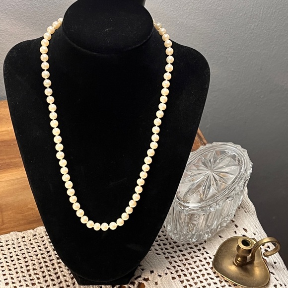 Vintage Monet 18" Strand Individually Knotted Ivory Pearls Goldtone Clasp Lovely - Picture 1 of 7